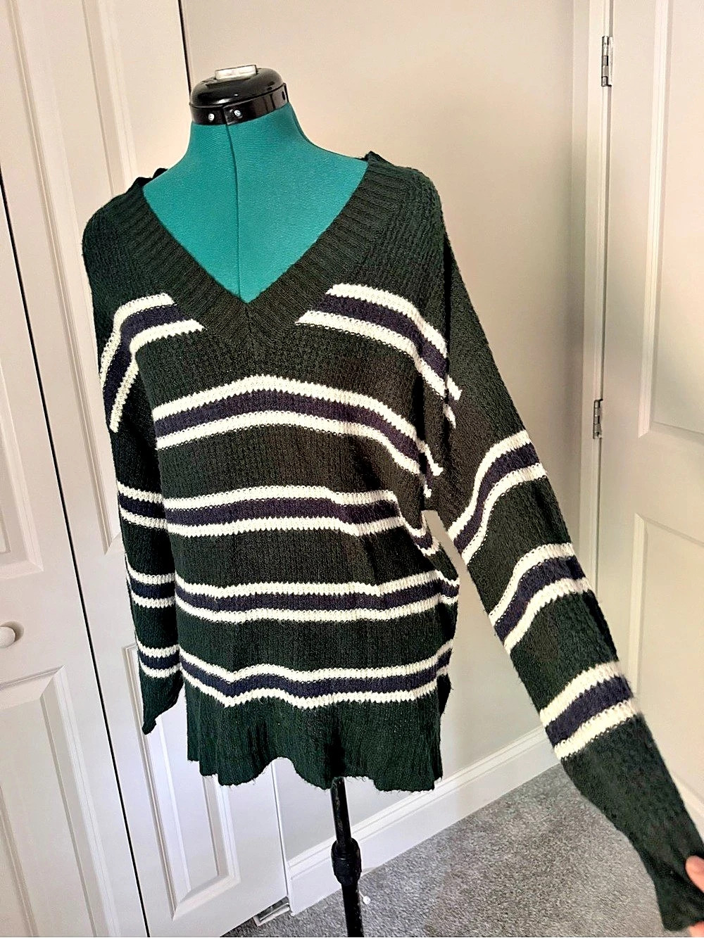 American Eagle Striped V-Neck Sweater in Green, Navy& White Size Medium